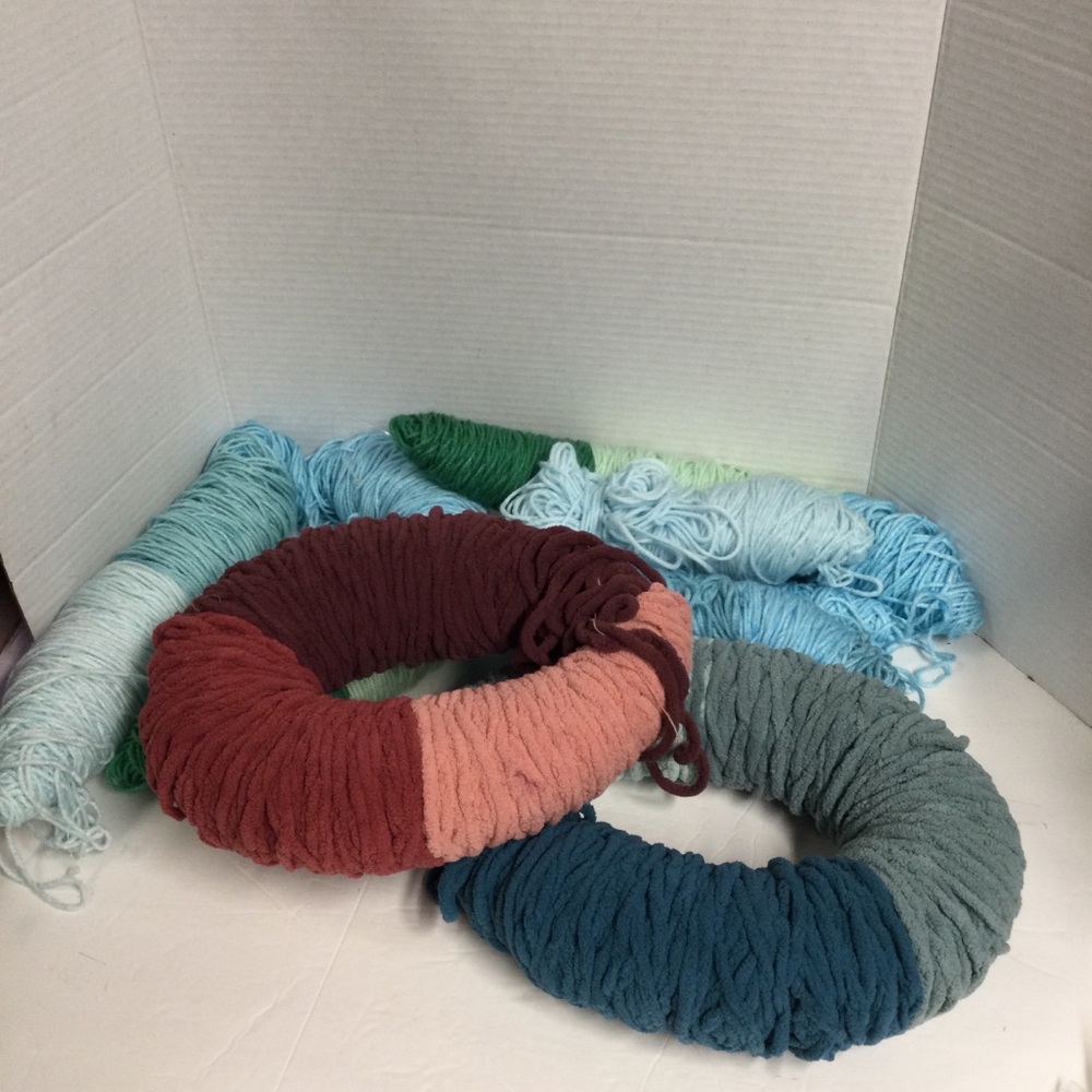 Bernat Blanket O’Go Yarn Chenille (2) wine/Green Caron Big Donut O’Go (2) Mint - Picture 2 of 7